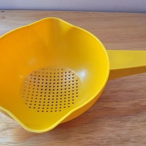 "Tupperware" Mustard yellow strainer or berry bowl, plastic Tupperware strainer
